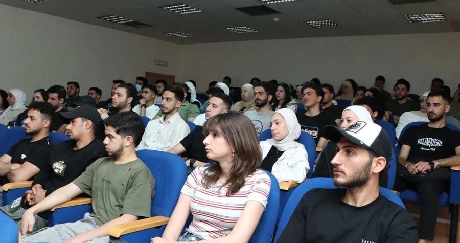 كلية إدارة الأعمال والتمويل تنظم جلسة تطبيقية لتعزيز التكامل بين التعليم الأكاديمي وسوق العمل
