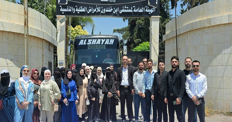 طلاب الجامعة الدولية للعلوم والنهضة ينظمون زيارة ميدانية لمشفى ابن خلدون للتعرف على أقسامه