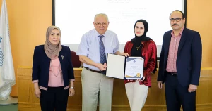 تكريم الباحثة حمدة حنيفة من طلاب السنة السادسة في كلية الطب
